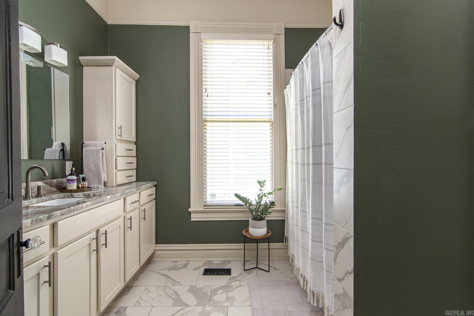 MACARTHUR PLACE ORIGINAL CITY OF - Residential