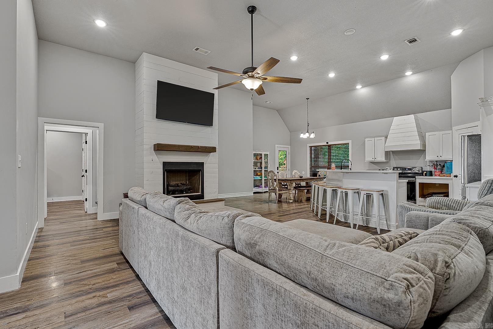 WHISPERING HILLS PHASE III REPLA - Residential