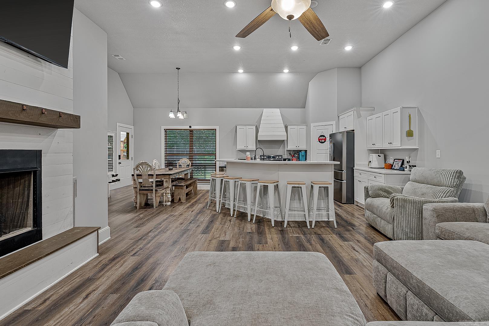 WHISPERING HILLS PHASE III REPLA - Residential