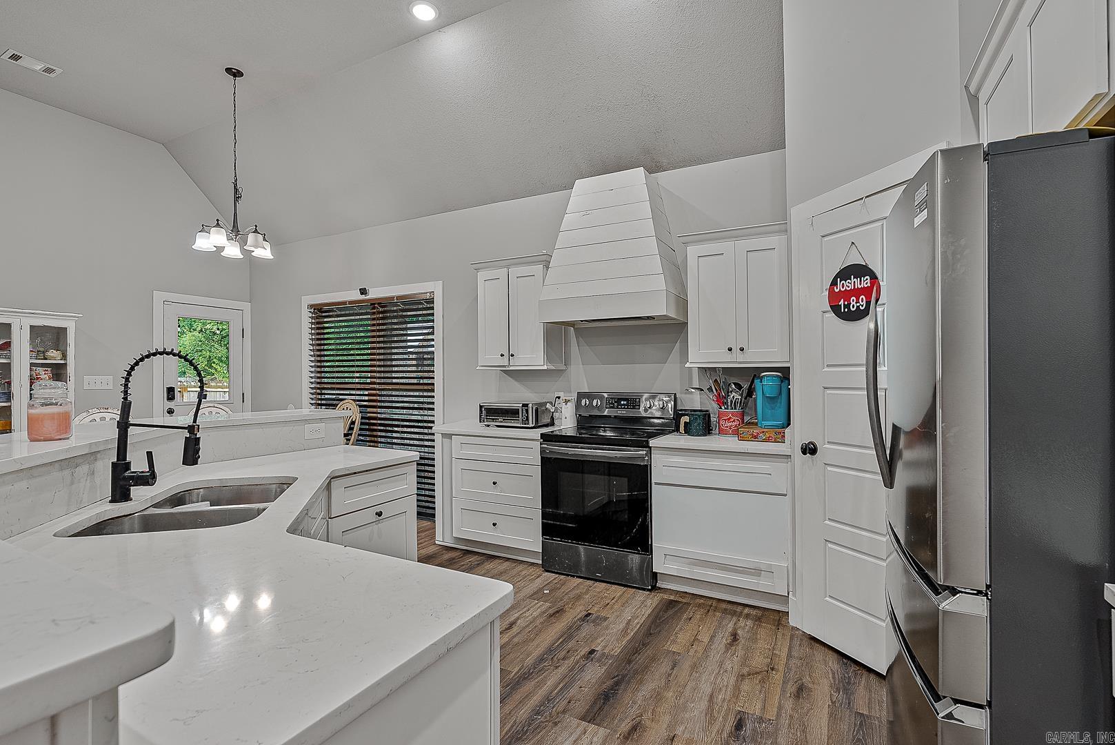 WHISPERING HILLS PHASE III REPLA - Residential