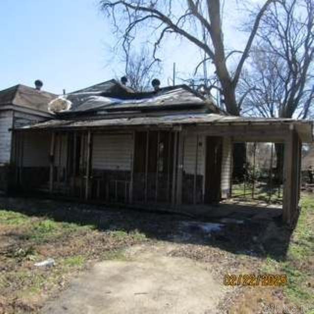 ***INVESTOR SPECIAL*** presents a potential investment opportunity this single-family home offers 1,512 square feet of living space on a 7,920 square foot lot. The residence includes 4 bedrooms and 2 bathrooms Notable features include a spacious kitchen/dining combo and a sunken den with a fireplace. Across the street from park. PARTIAL LOT NEXT DOOR. Renovate and make income or resell.