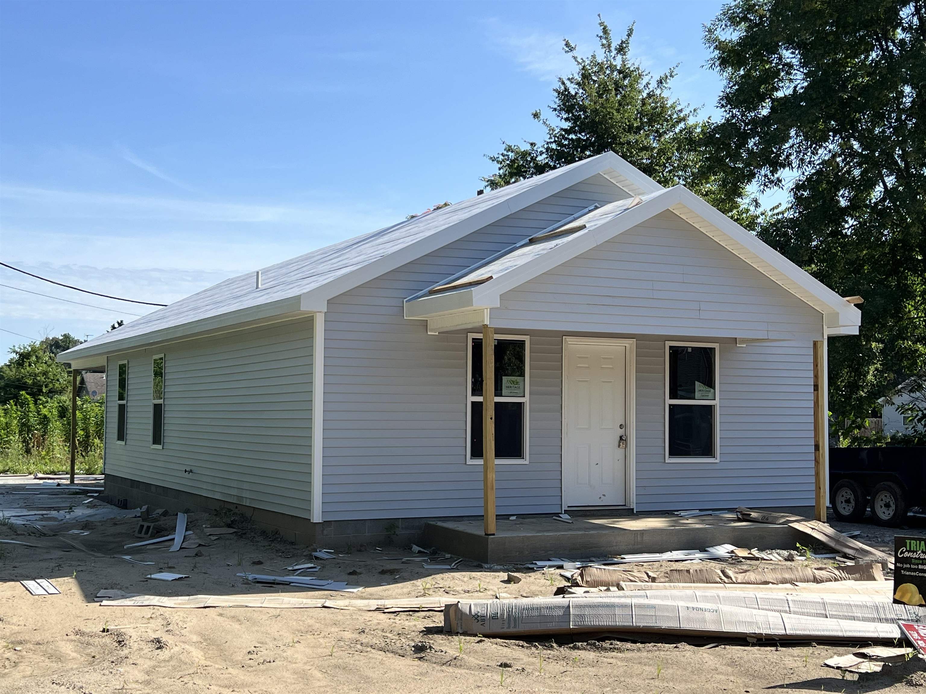 Attention investors, NEW construction with 3 bedrooms, 1 bathroom. This home has so much to offer including separate laundry room, custom cabinets and 1-car carport at the back. Home is all electric serviced by Entergy, and has city water and sewer. Perfect for the home-owner or investor, check out 404 Patterson ST Trumann AR today.