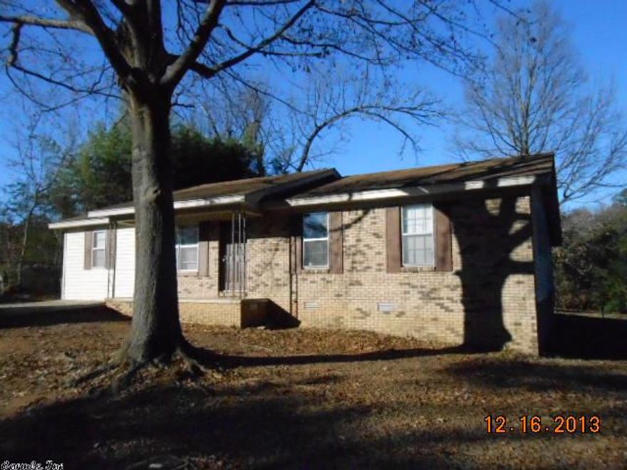 This property is now under auction terms.  This property is subject to a 5% buyer's premium pursuant to the Auction Terms & Conditions (minimums may apply).  This is a reserve auction and all offers are subject to seller approval.  Please contact listing agent for details.  Auction Dates 7/18/14 to 7/21/14.  Payments less than renting!!  3BR home with family room, fenced backyard, conv to schools.  Offers must have pre-approval and addendums.