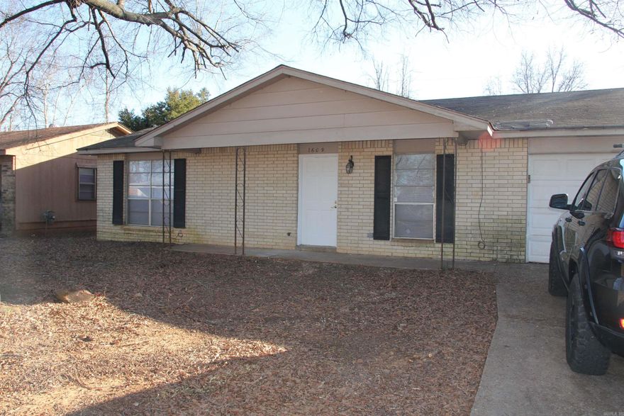 Great Investment Opportunity! Tenant just moved out, market rent is around $1100-$1250.