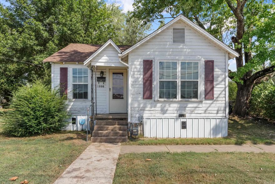 Take a look at this 2 bed 1.5 bath. House located in Searcy. With some TLC, it could be your dream home or an investment opportunity.  House sold as is. Agent owned. No seller disclosure.