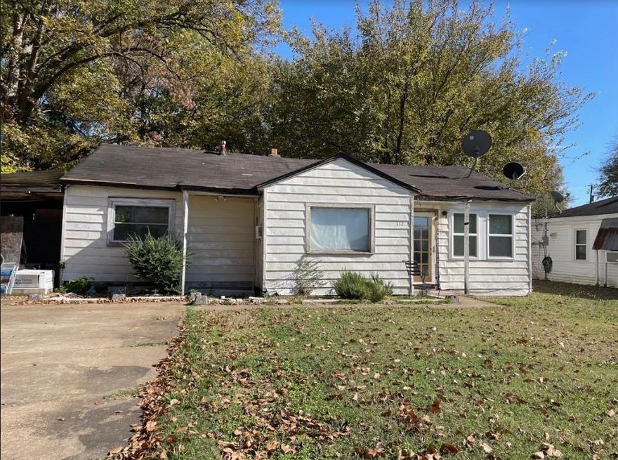 3 bed room 1 bath in need of repair.  Home being sold AS IS WHERE IS with no repairs to be made. Home will not qualify for traditional financing.