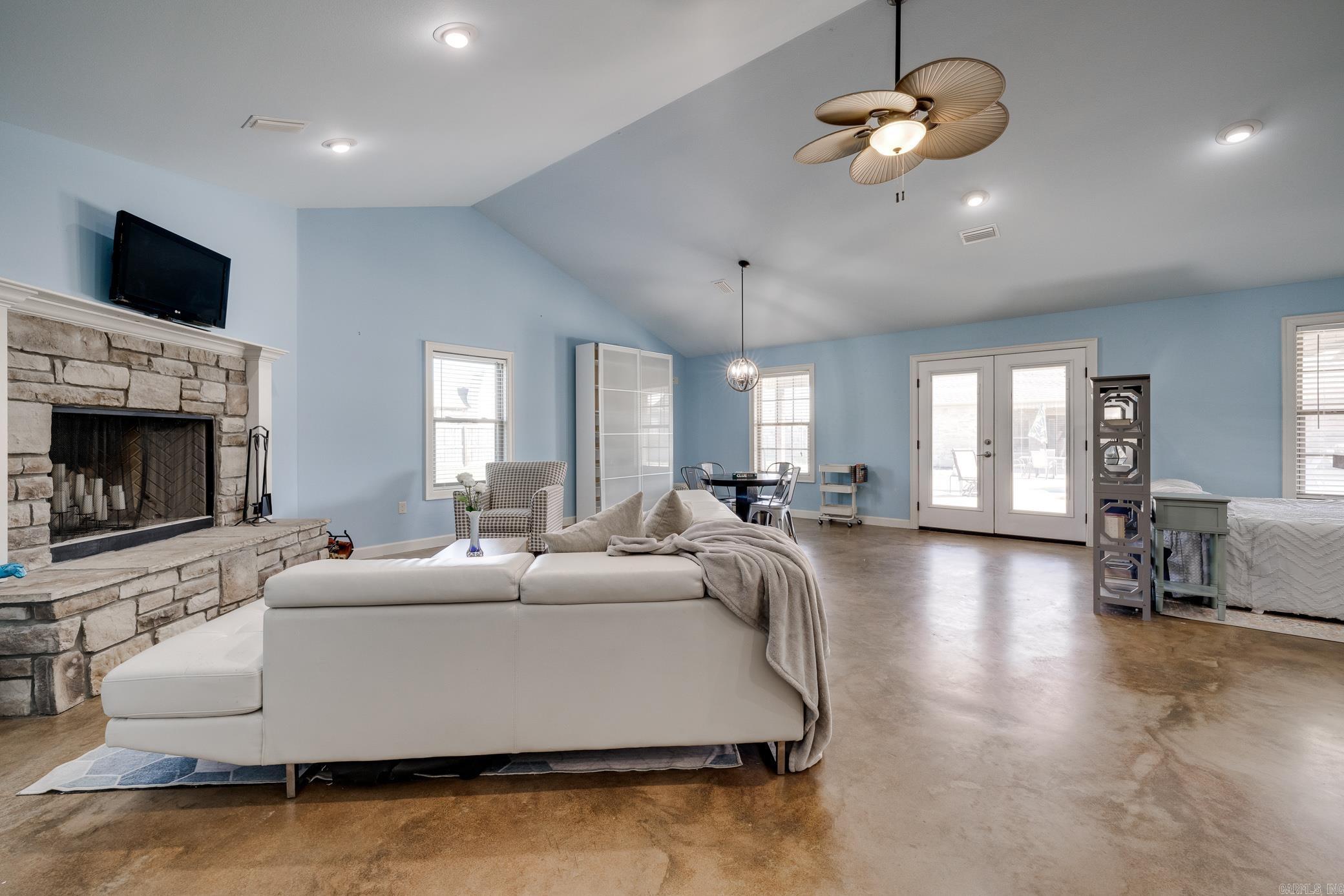 CRESTHAVEN - Residential