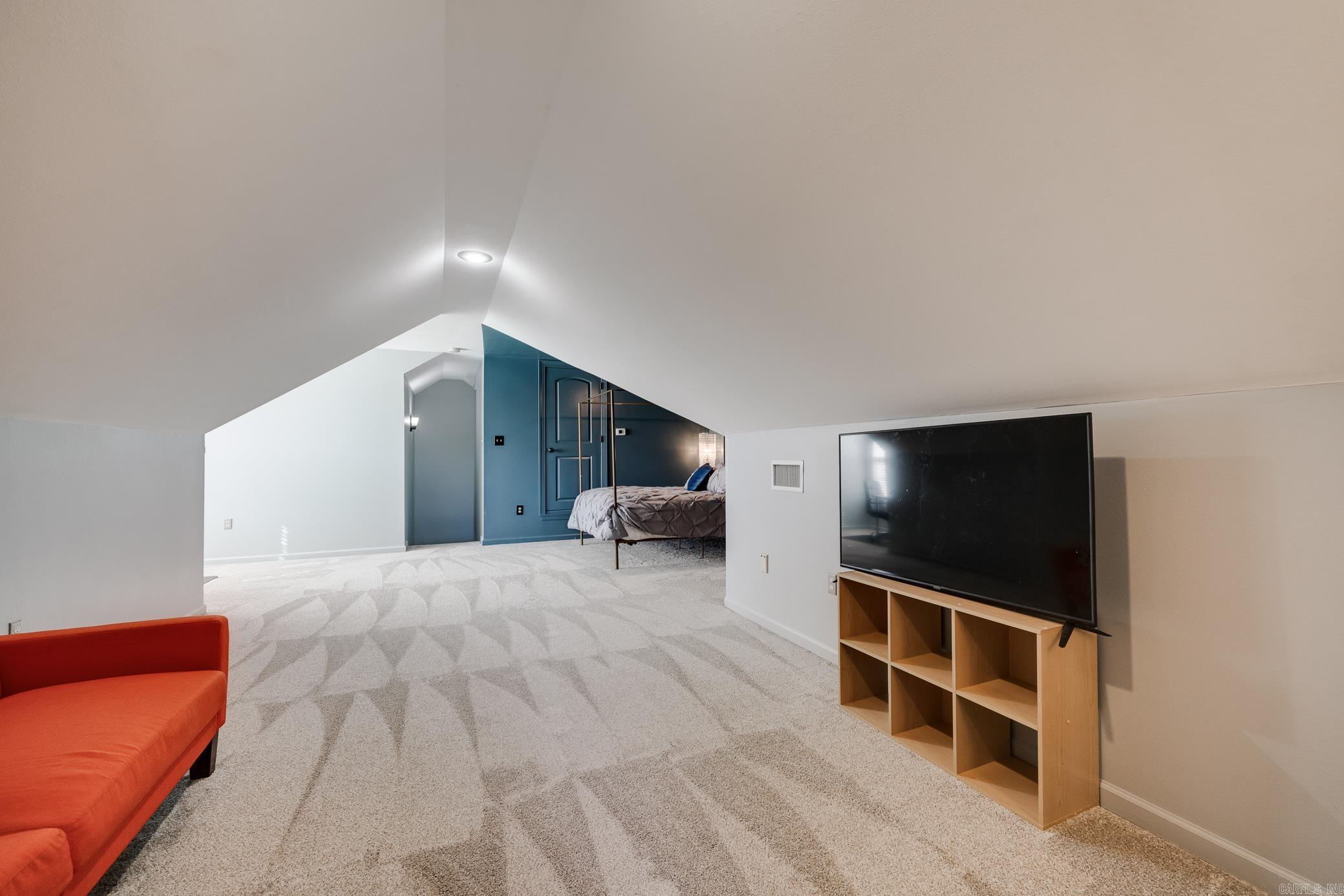 CRESTHAVEN - Residential