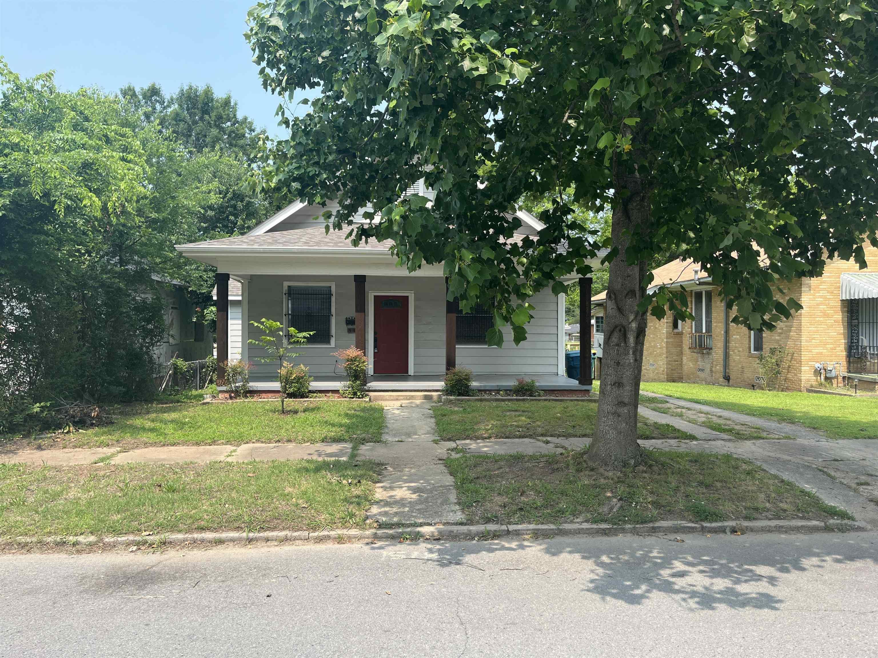 Charming Craftsman-style bungalow in the heart of Downtown Little Rock! This 3-bedroom, 1-bath home blends classic character with modern comfort. From the inviting front porch to the tall ceilings and open layout, this home offers timeless curb appeal and functional living space. Fresh exterior paint, updated windows, and wood-trimmed columns add to the charm. This move-in-ready home is ideal for first-time buyers, investors, or anyone looking to enjoy the vibrant downtown lifestyle. Donāt miss your chance to own a piece of Little Rockās history in a growing area!