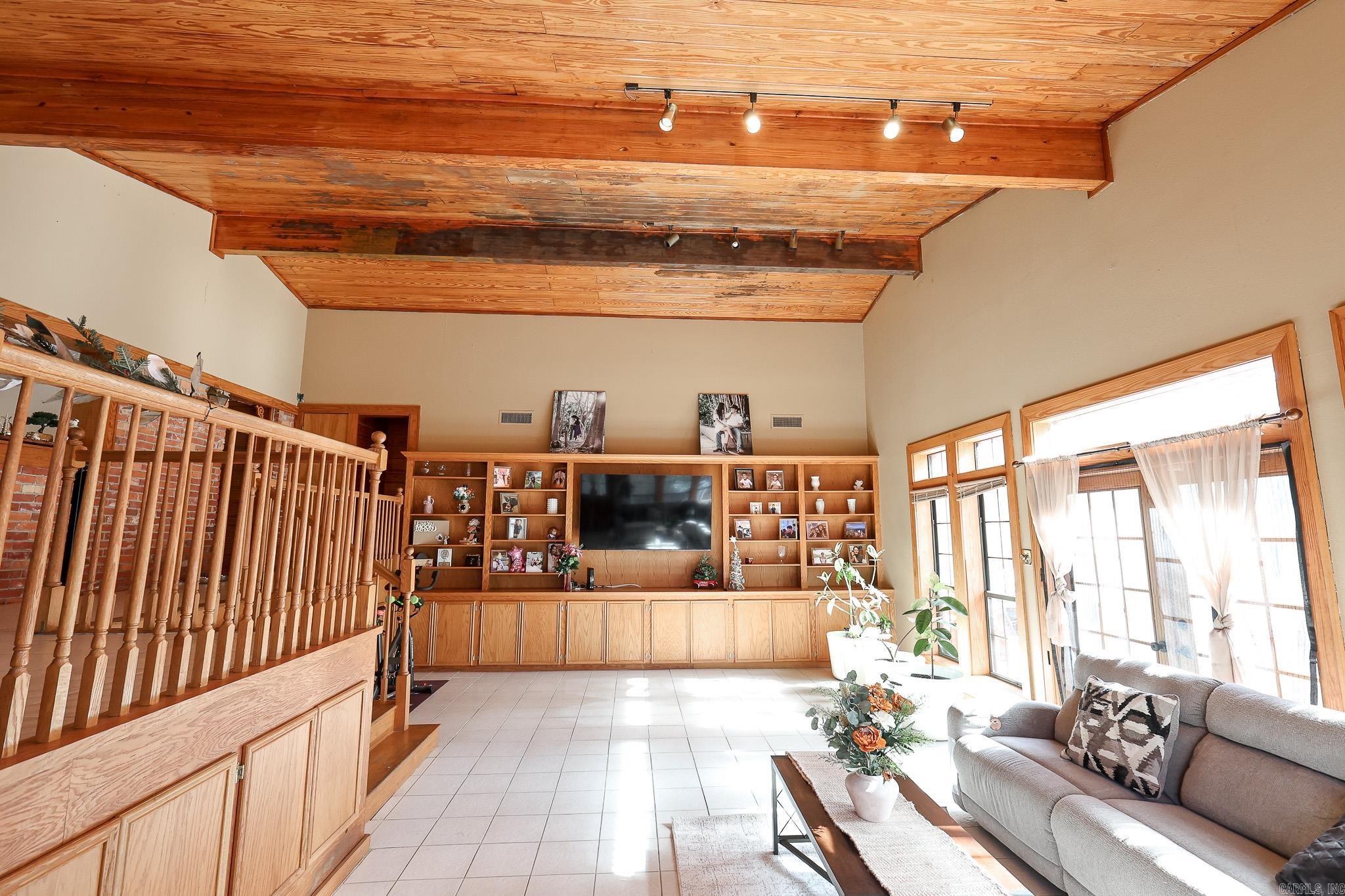 COUNTRY CLUB TERRACE - Residential