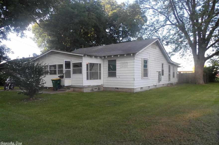 Motivated sellers. Bring all offers. 3 bedroom. 1 Bath. Commercial Potential just a feet from Broadway!