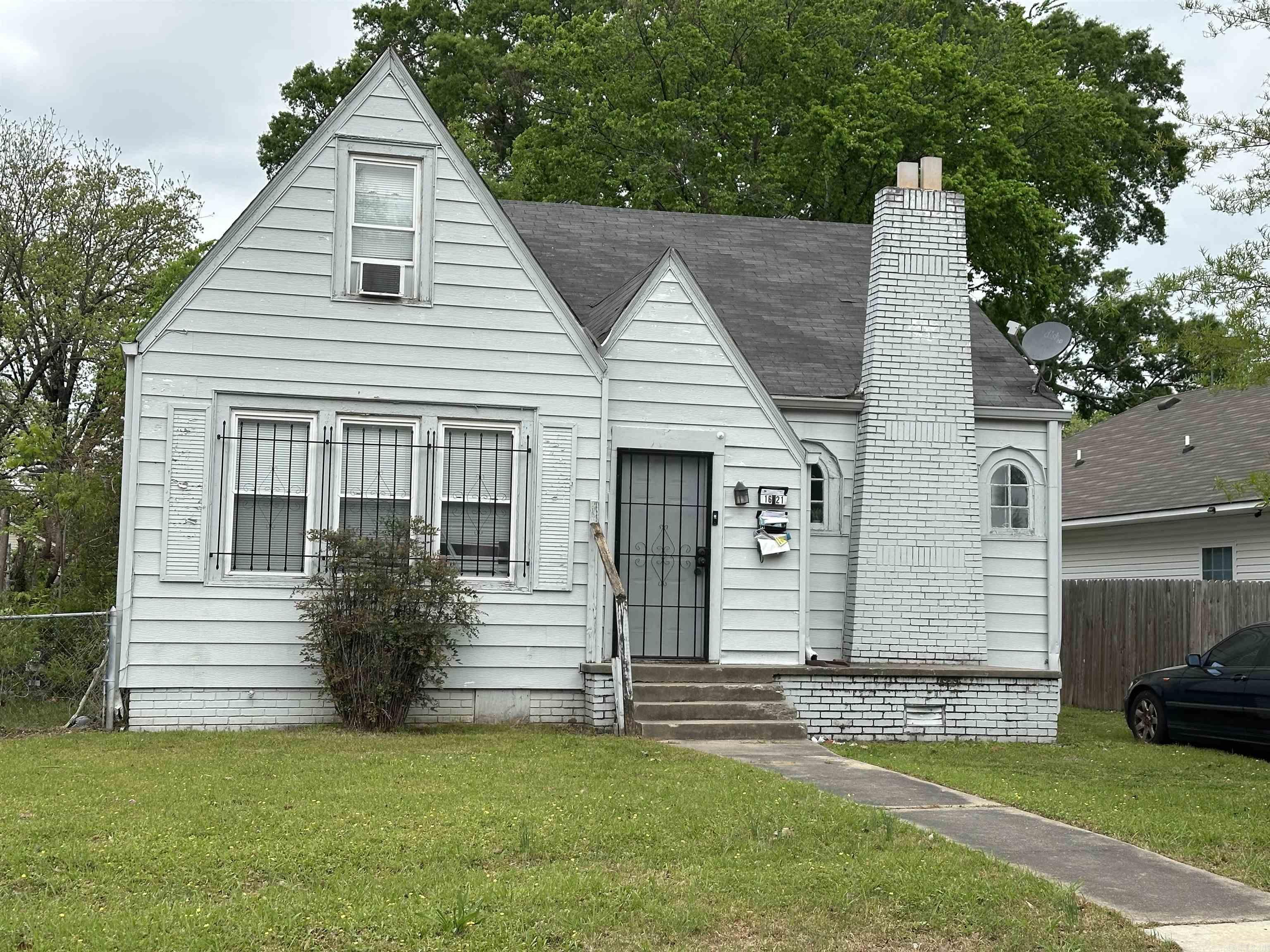 Investors take a look at this package deal. Package is 5 units consisting of 1 Single Family home and 2 Duplexes. Recently flipped and newer construction properties are near by. The Property on Franklin includes 1 Single family home that is 1507SF. 3 Bed and 2 Bath. Franklin property also includes a 1 Bed & 1 Bath Duplex that can be accessed from the ally behind the property. Each of these units are 500SF. The other property is located at close by at 2010-2012 Franklin street is 1288SF. It is a 1 Bed & 1 Bath Duplex 644SF per side and is full occupied. Total square footage of all units is 3794. Call today to schedule are tour.