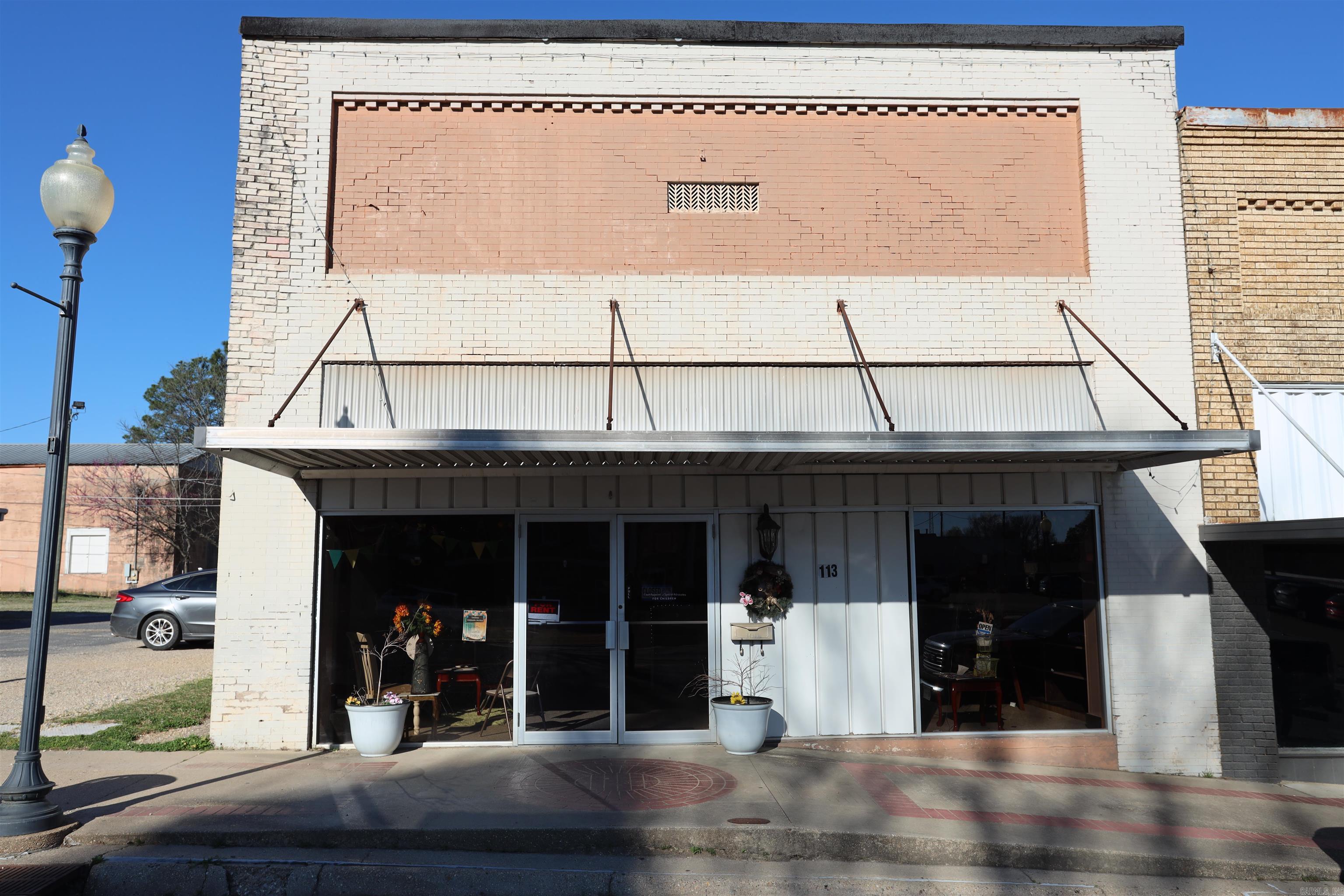 With this building being on Main St. with the Courthouse directly across the street, It is in a great location for any type business.