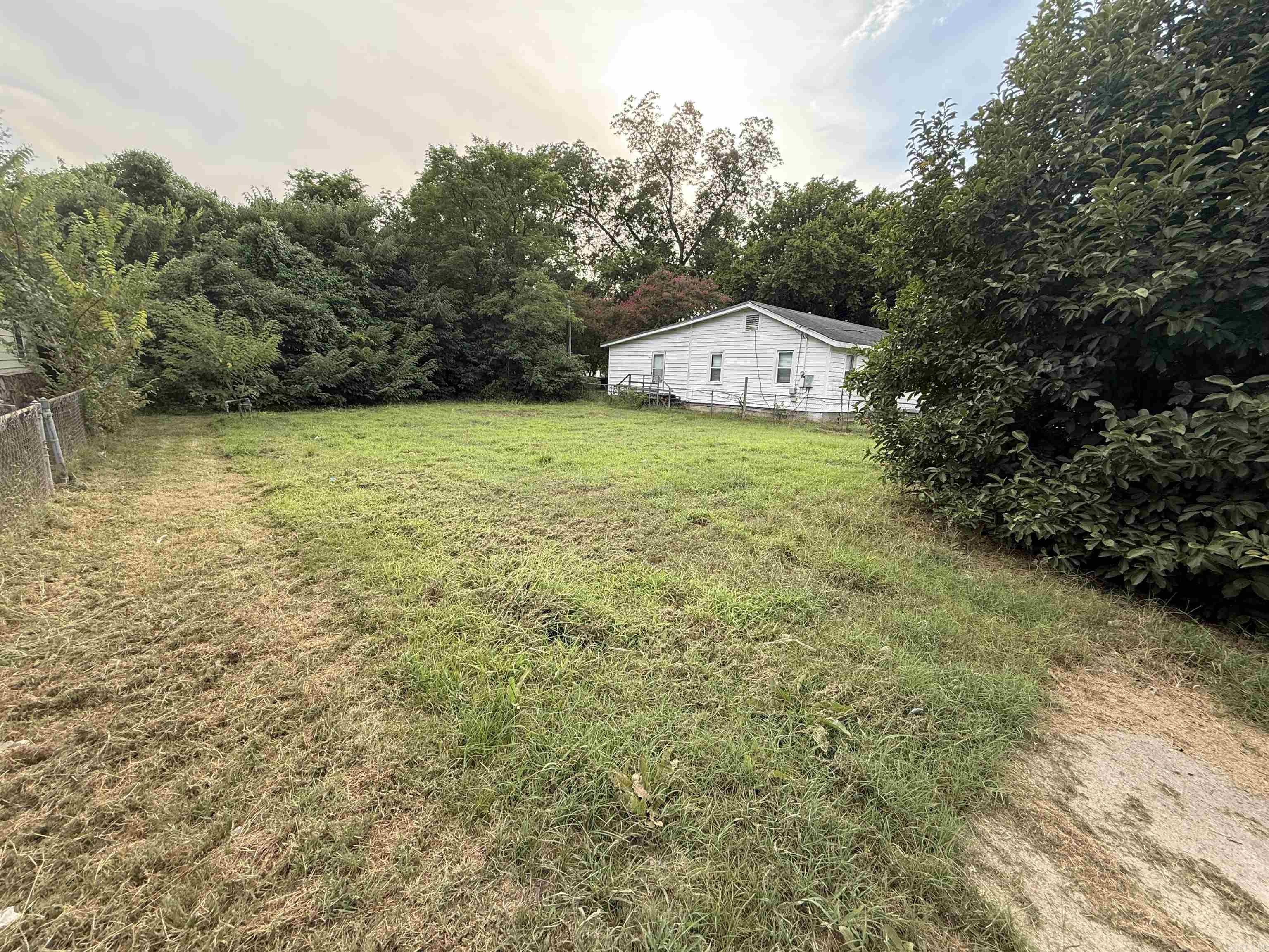 Flat neighborhood lot in North Little Rock! Quick access to main roads and other local amenities.