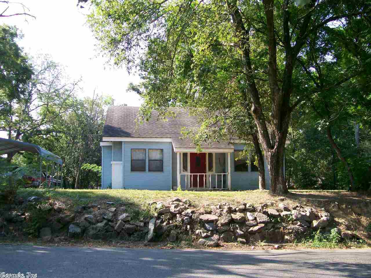 THE PRICE IS RIGHT FOR THIS 4 BEDROOM, 2 BATH CITY HOME THAT IS GREAT FOR A FIRST TIME HOME BUYER OR AN INVESTOR ! GREAT LOCATION AND CONVENIENTLY LOCATED TO ALL SERVICES. SPACIOUS ROOMS INCLUDING A LIVING ROOM AND SEPARATE DEN AND A HUGE KITCHEN PLUS A SEPARATE DINING ROOM, CARPORT AND STORAGE BARN. THIS HOME WON'T LAST LONG! OWNER WILL CONSIDER FINANCING WITH GOOD DOWN PAYMENT!!