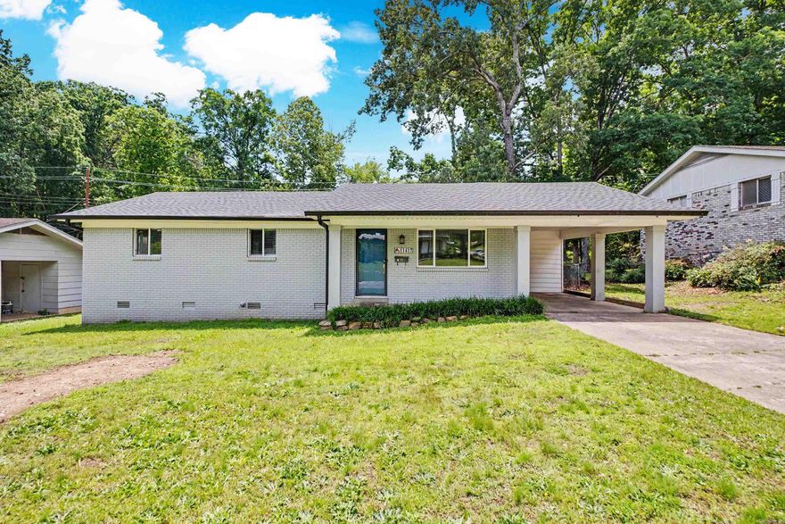 READY TO MOVE IN; FRESHLY PAINTED; SS APPLANCES;UTILITIES ON FOR NIGHT SHOWINGS; COMBO ON FRONT DOOR; CALL AGENT OR TEXT TO ACCESS NO PETS!!!