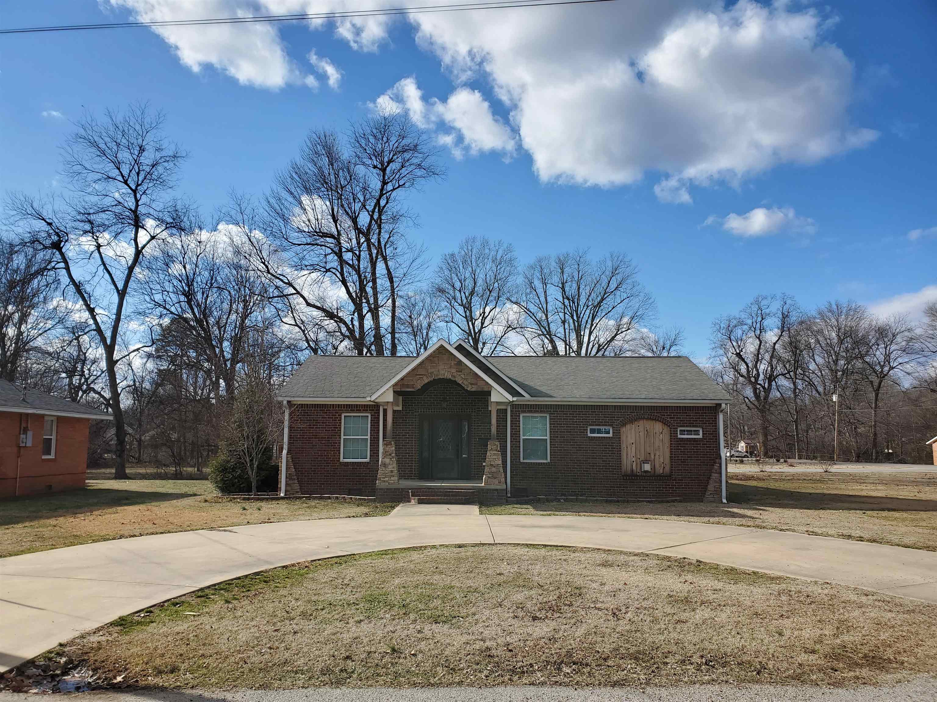 141 S 6th Ave Piggott, AR is a 3BR, 2BA, 2169 SQFT recently remodeled brick home sitting on 0.48 acres. The kitchen gorgeous kitchen flows perfectly with new dark wood cabinetry. Two bedrooms and the huge guest bathroom are perfect for the kids, and the absolutely stunning master bedroom and master bath are a must see in home!! This home has been perfectly maintained and is move in ready!!
