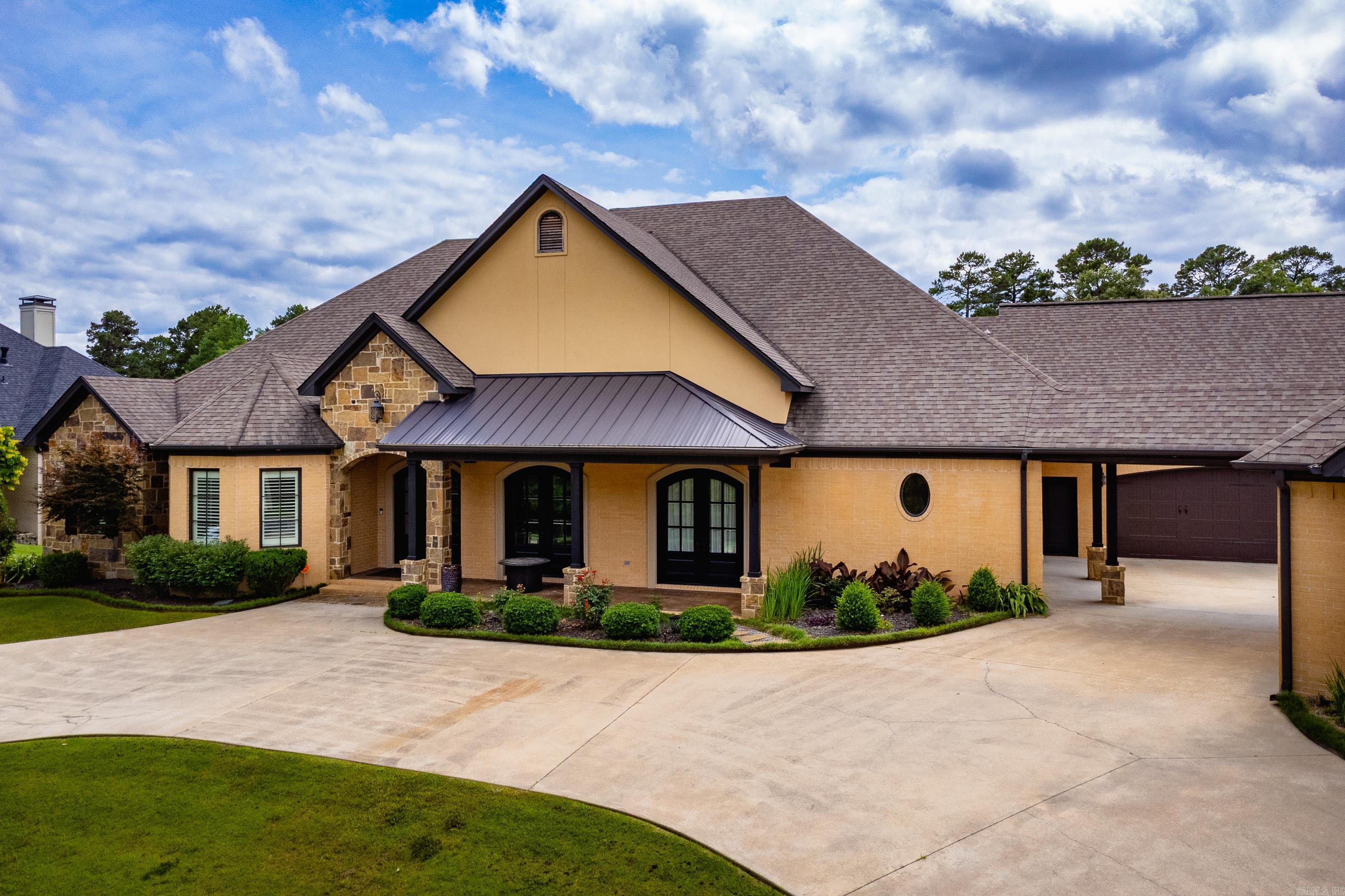 CHENAL VALLEY "ACCADIA COURT" - Residential