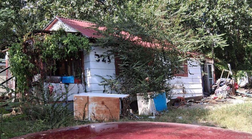 Lots of potential! Could be an investment, or a fixer upper that could be flipped! Convenient location in Heber Springs near downtown and Spring Park. Bring your dumpster and your imagination and renovate! Priced to sell fast. Sold as-is. No seller disclosure provided.