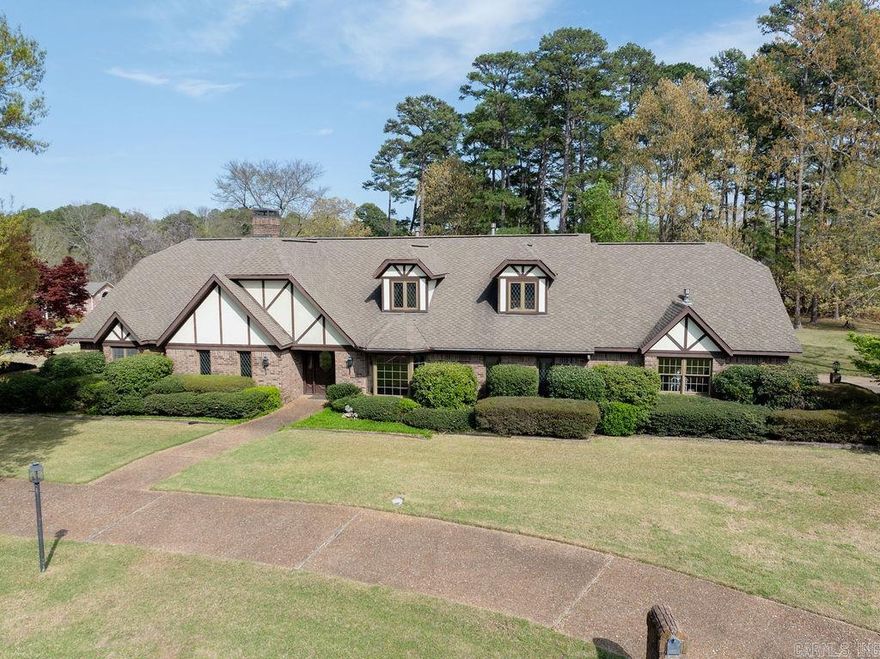 Located in Huntington Place subdivision, this grand 3-bedroom, 4-bath home sits on approximately 1 acre. It includes an office, a bedroom with additional loft, and a large bonus room that can be used as a game room or additional bedroom. Walking distance to Heber schools and close to the lake in one of Heber Springs' best subdivisions.