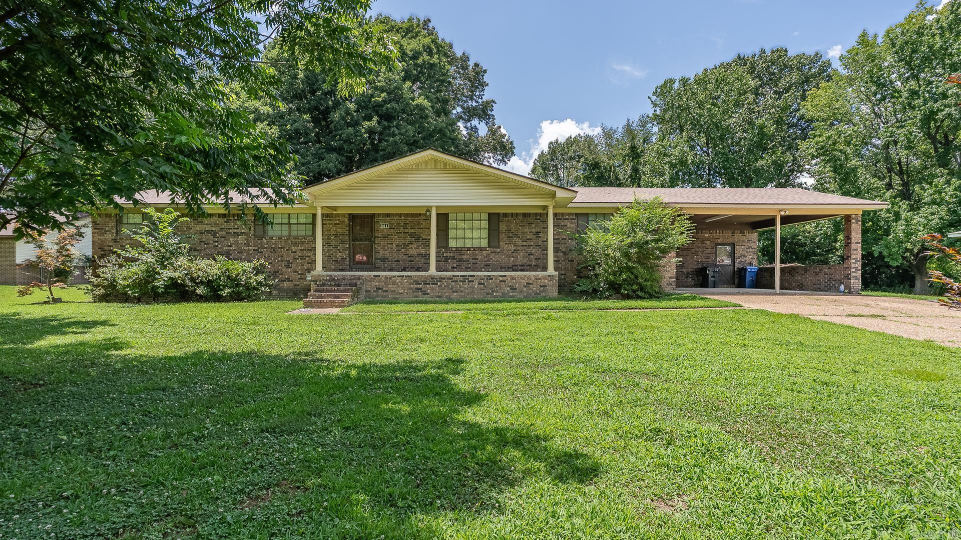 This exceptional property at 901 Hester St. in Jonesboro offers the perfect combination of comfortable living, ample workspace, and generous outdoor space. It's a fantastic opportunity for those seeking a home with both practicality and potential!