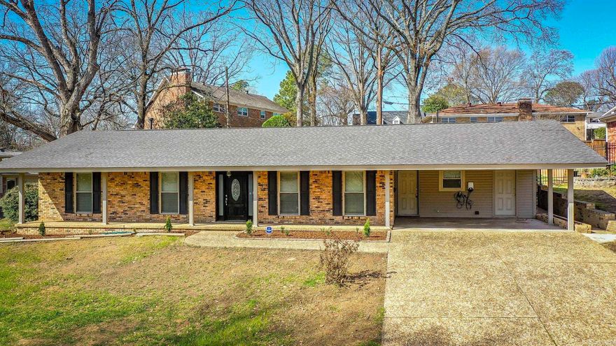 This great 1 level family home located in the heart of Lakewood subdivision offers 3 bedrooms, 2 full baths, living / dinning room, family room with fireplace, eat in kitchen, laundry room, 2 car carport fully fenced back yard and outdoor storage.  Within walking distance to schools and lakes.