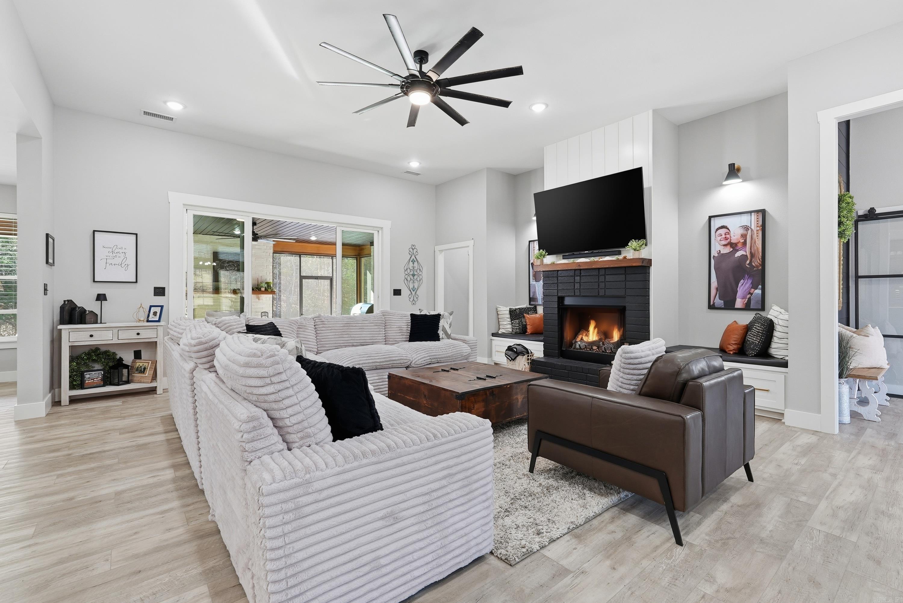 HIDDEN VALLEY - Residential