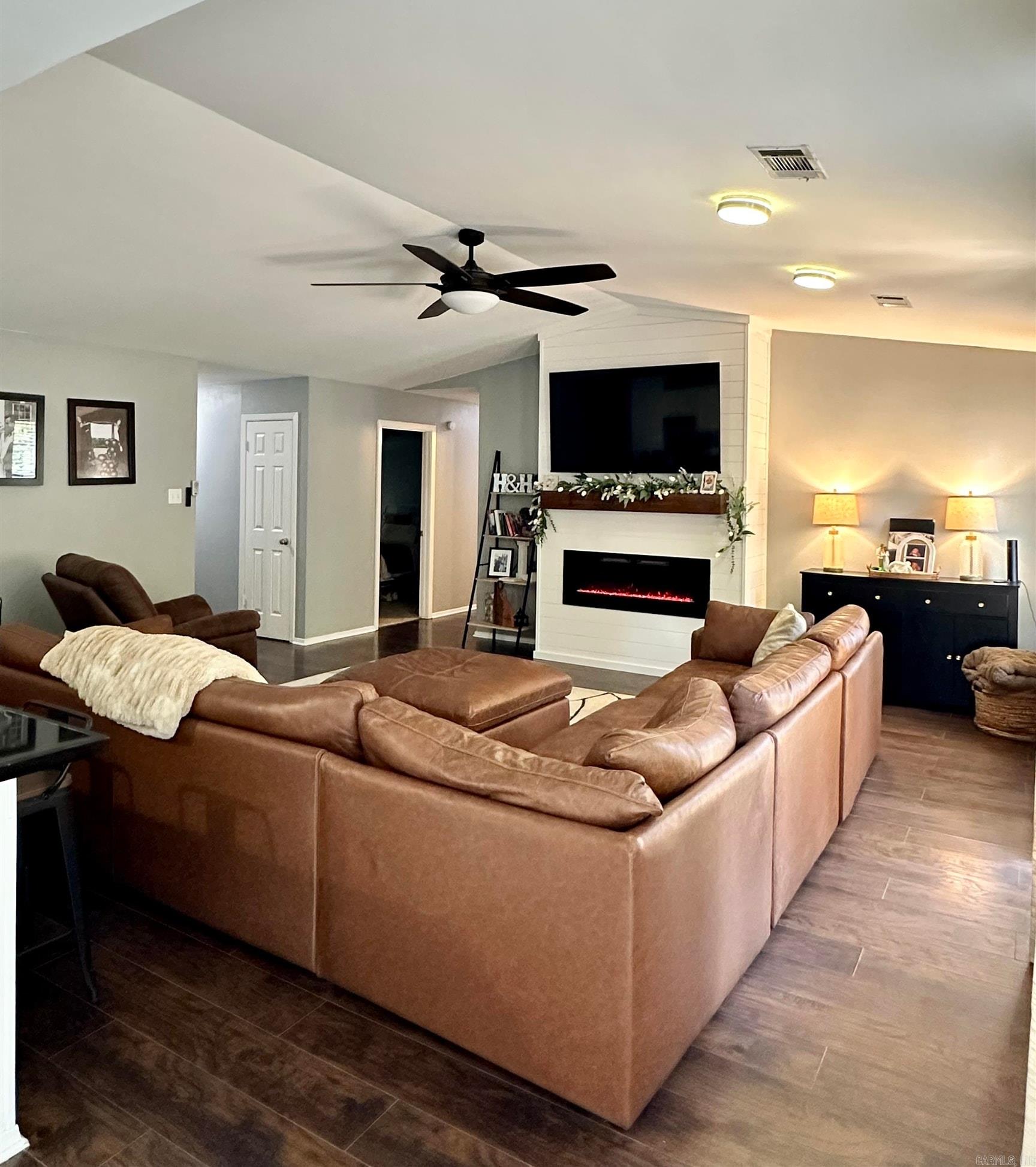 BEAUTIFUL LAKEVIEW - Residential