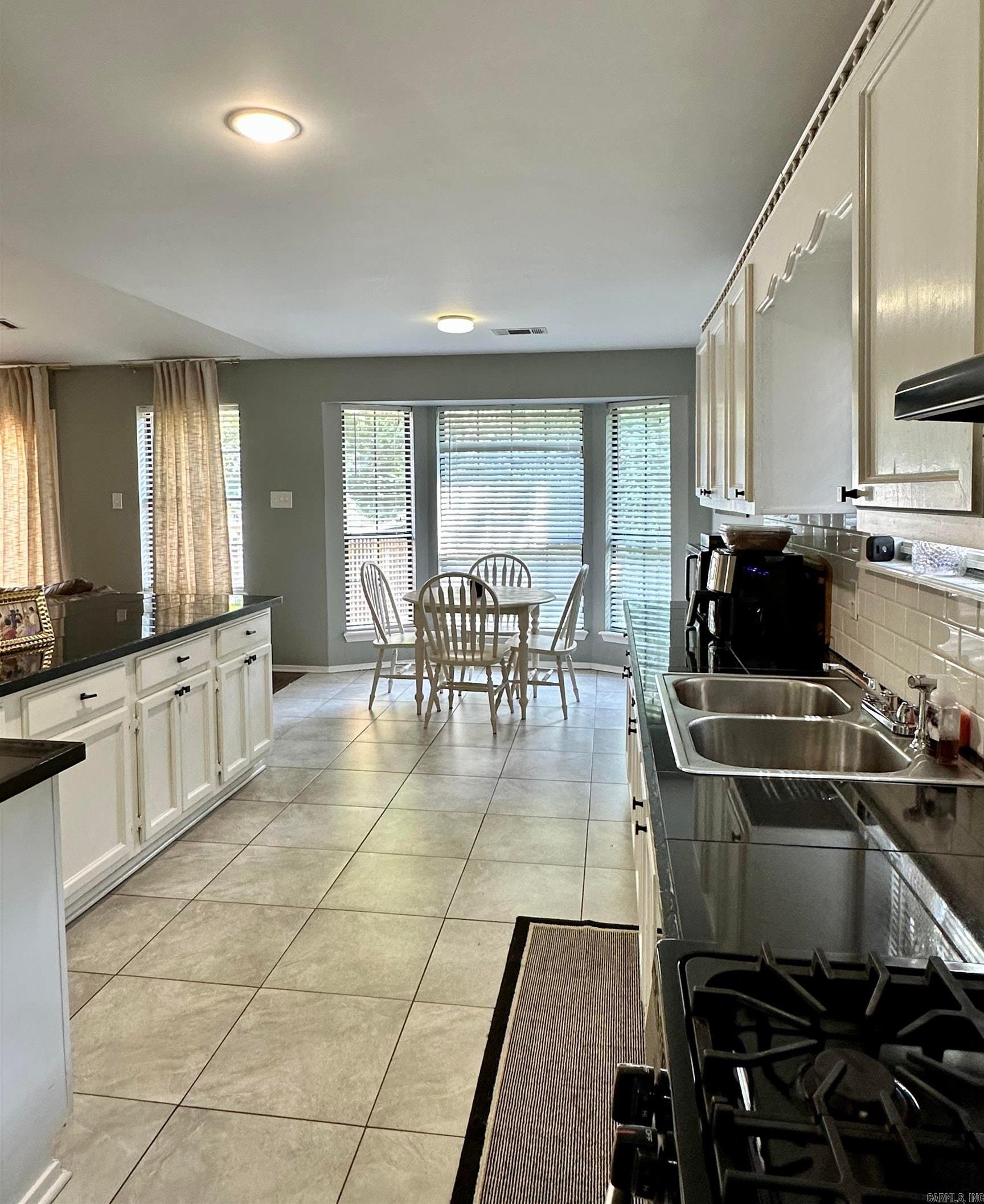 BEAUTIFUL LAKEVIEW - Residential