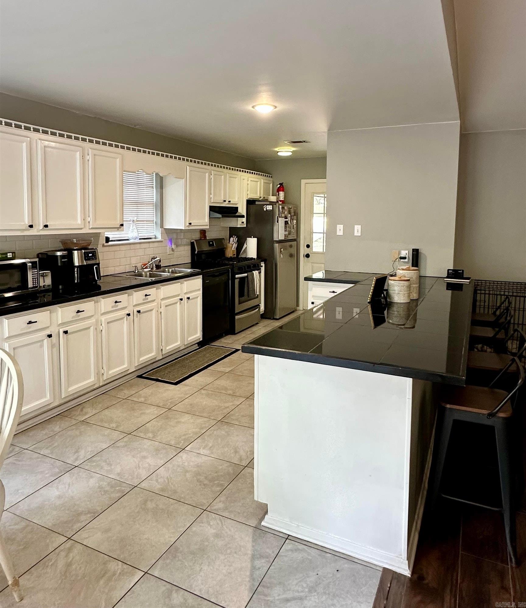 BEAUTIFUL LAKEVIEW - Residential