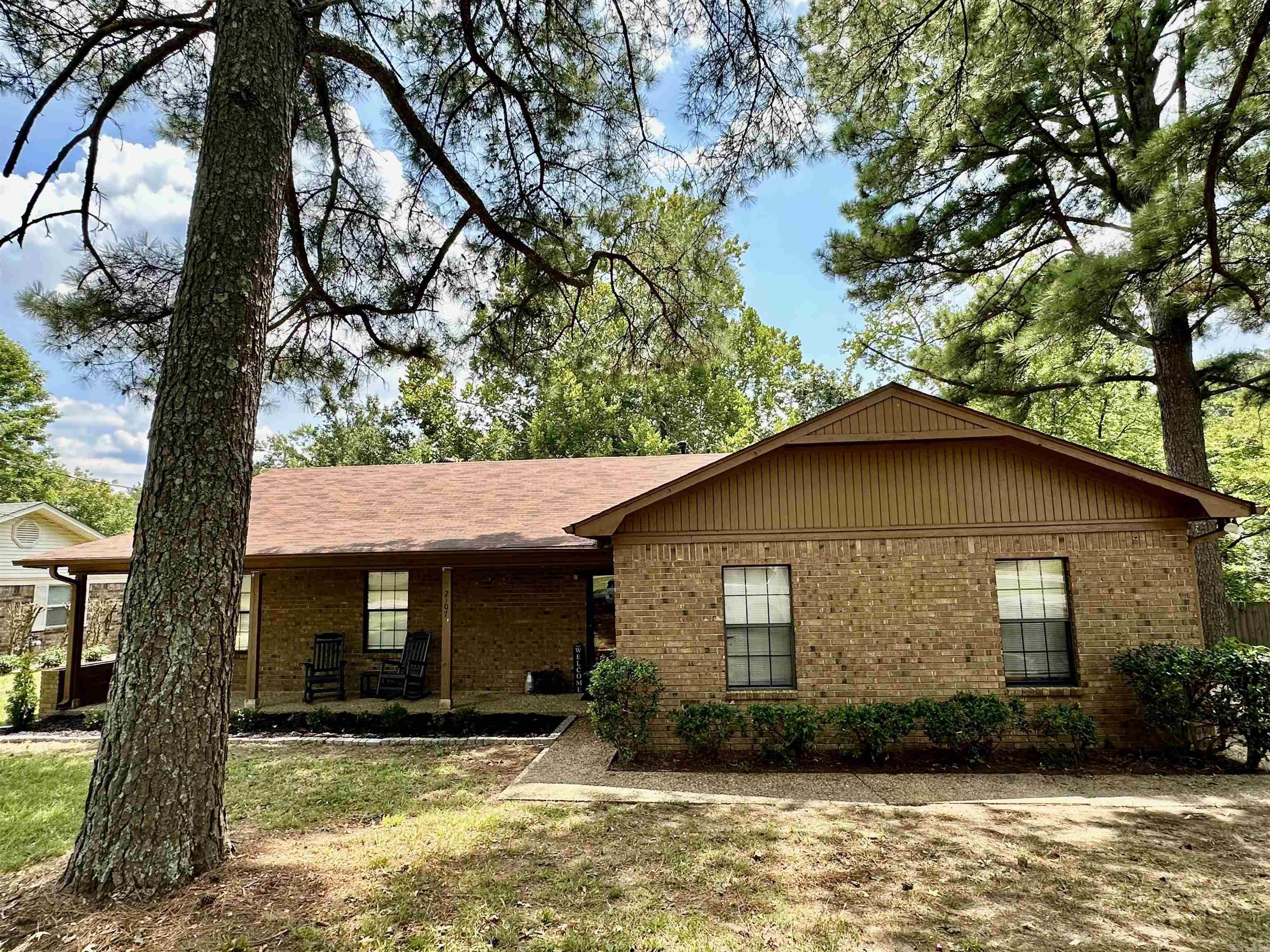 BEAUTIFUL LAKEVIEW - Residential