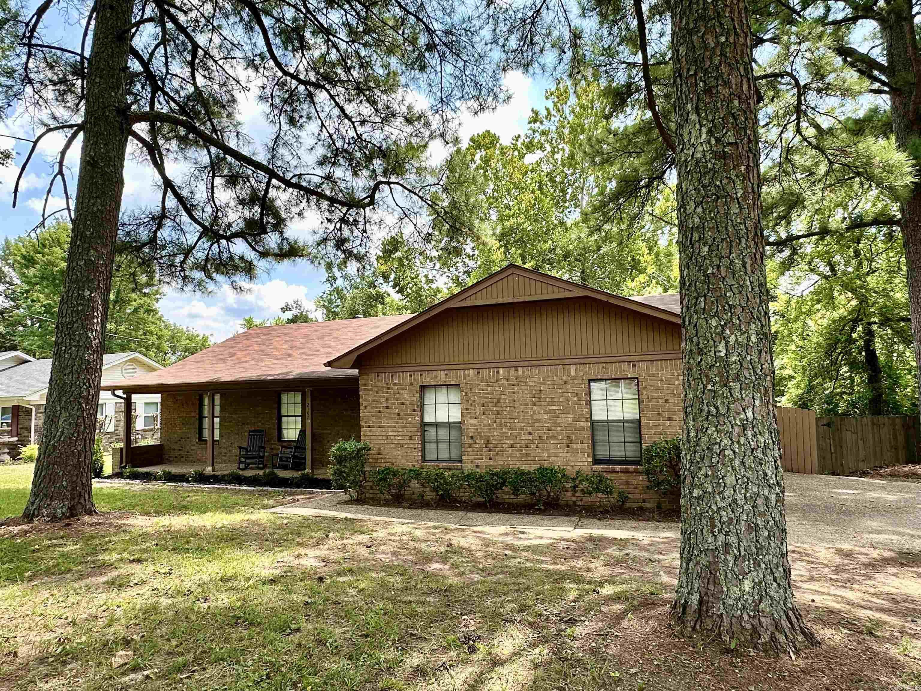 BEAUTIFUL LAKEVIEW - Residential