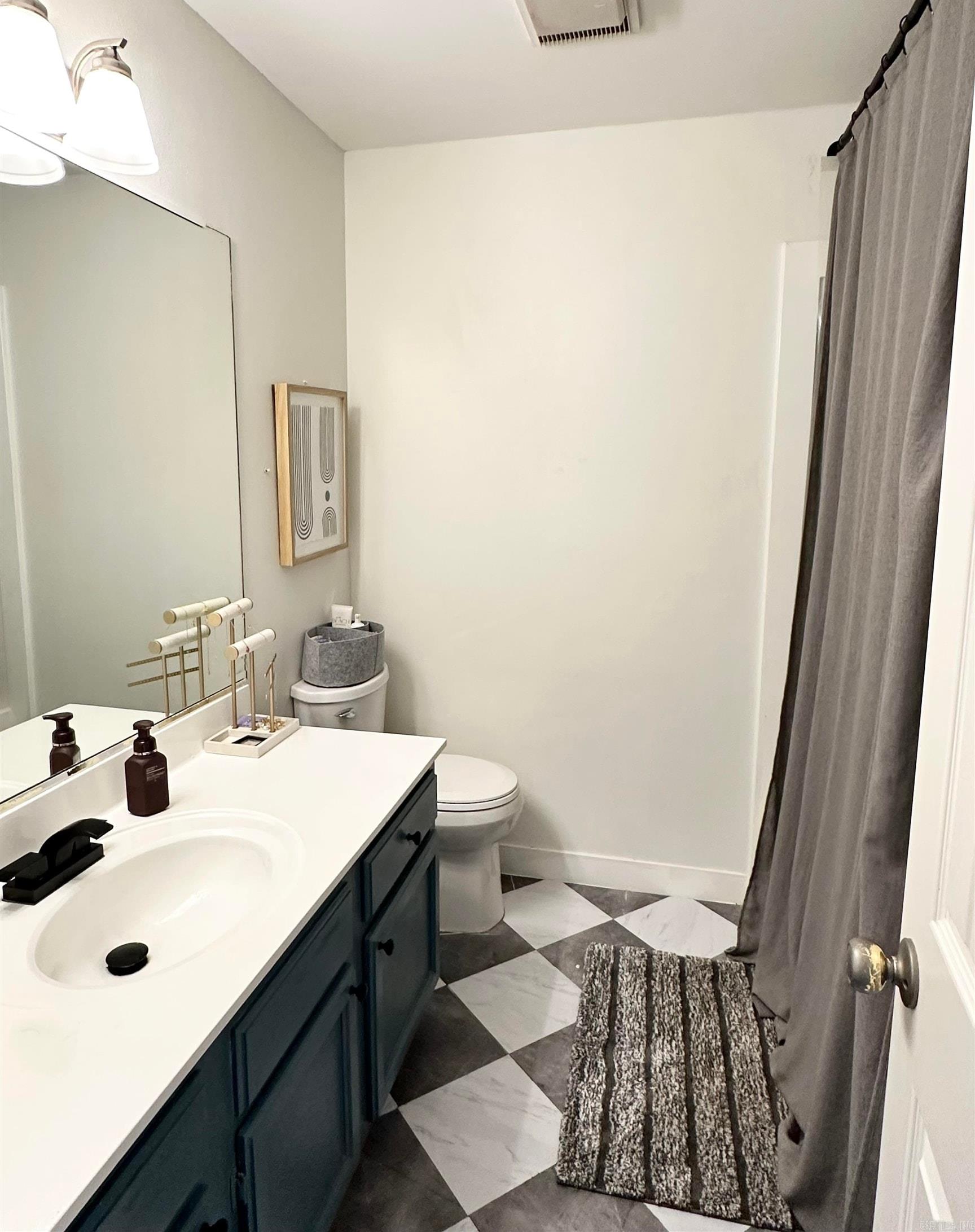 BEAUTIFUL LAKEVIEW - Residential