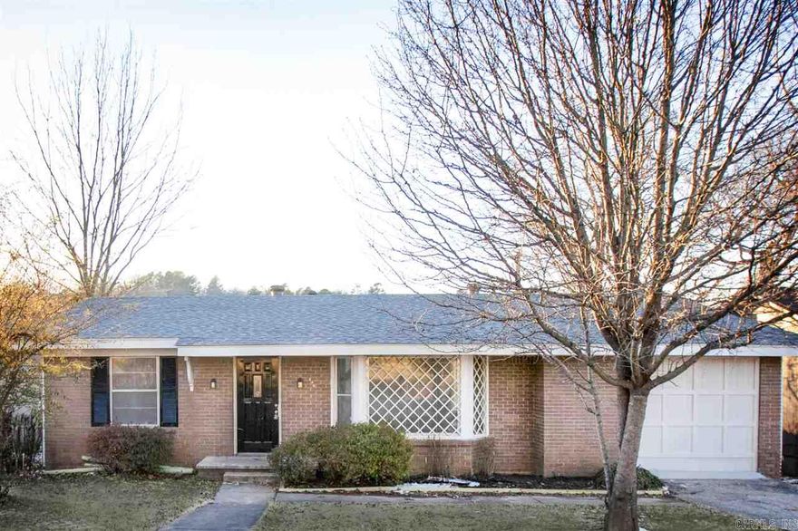 Beautiful 3bd/2ba home in North Little Rock. Recently update throughout entire house . Big living room and dining area !  Come check it out !