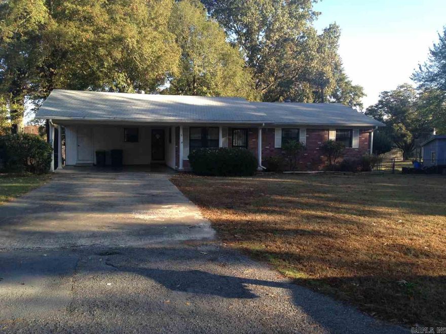 Show/Agent Remarks; https://secure.rently.com/properties/171585/edit Eat-in Kitchen is furnished with a gas range, DW and disposal.  Washer and Dryer conveniently located in a separate utility room.        Also Includes: ceiling fans, chained in yard, deck, backyard opens to the LAKE, carpet and laminate flooring, vinyl blinds, sunroom, den and family room.  Convenient to area shopping, restaurants and I-67/167 Animal allowed if requirements are met.