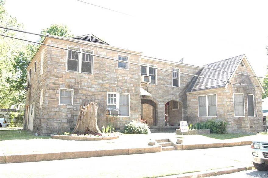 See Agent/Show: Located at 110B W 15th St. is a I BR/ I BA Apartment Home for Rent in North Little Rock with approximately 500 Sq Ft.The Eat-In Kitchen is furnished with a Fridge and Electric Range. Has a separate dining area. Includes: Alarm System Available(you Maintain), Ceiling Fans,Mini-Blinds, Hardwood Floors and Yard Maintenance. Convenient to Downtown North Little Rock,shopping, restaurants, library, accessible to I-30 via 15th Street.Sorry, no animals are allowed.