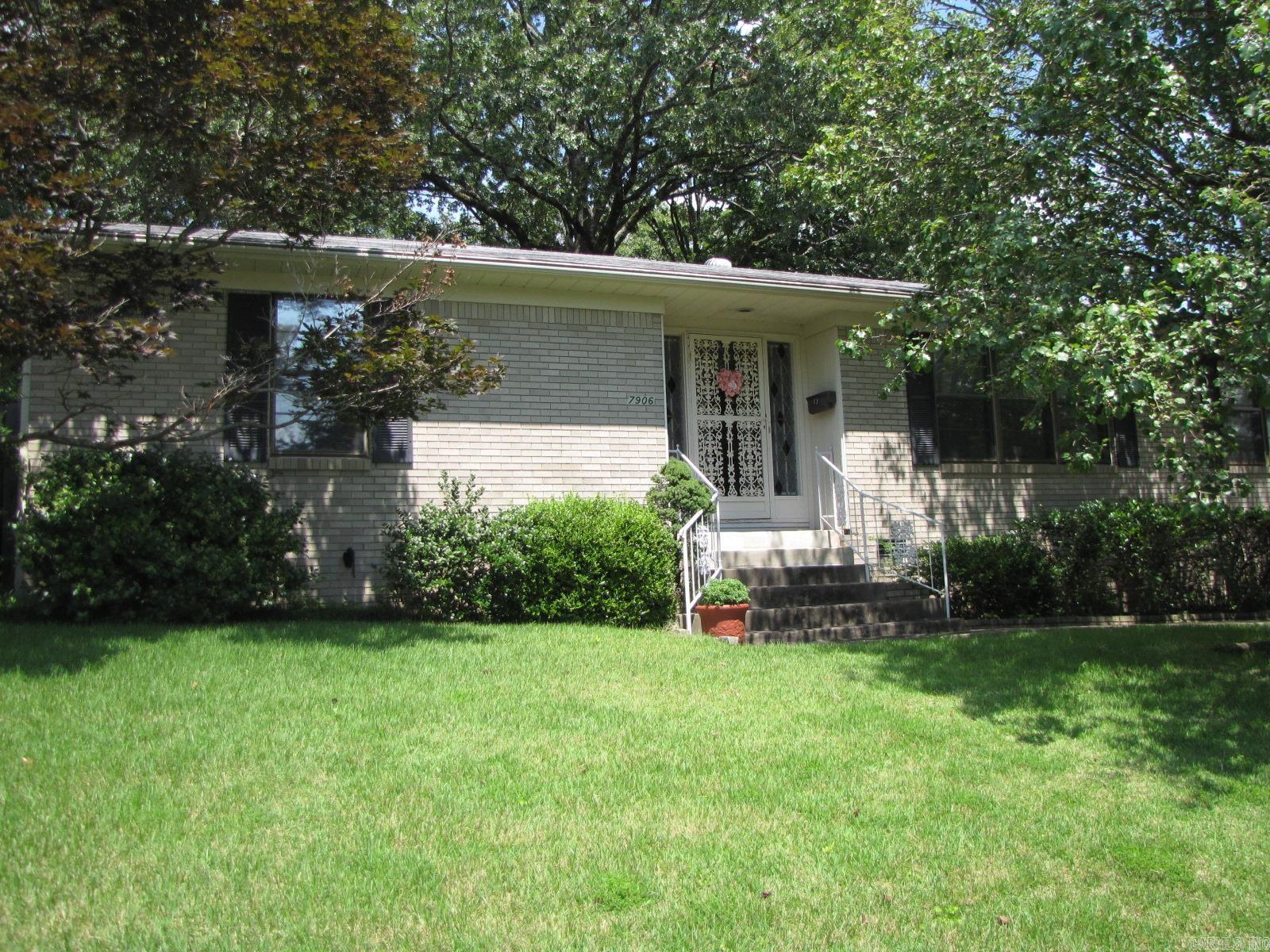 LEAWOOD MANOR - Residential