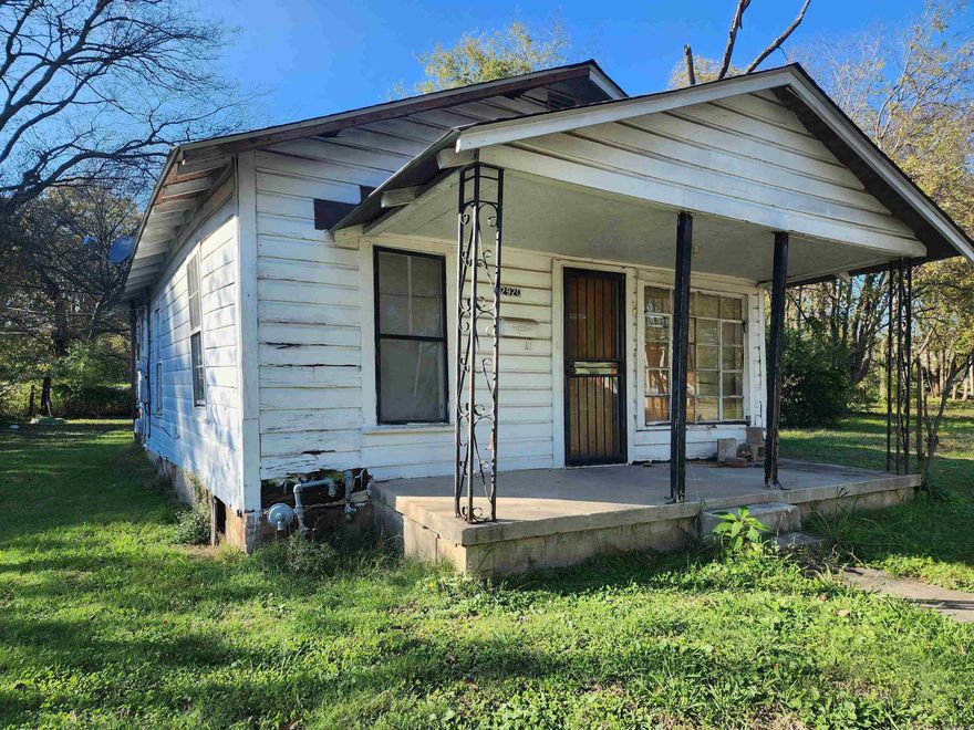 Looking for a Fix and flip project in an up-and-coming area? This home would be the perfect home to build your portfolio, features two bedrooms and one bathroom and spacious lot. Property is being Sold As-IS where is. Call and schedule your Private Tour today.