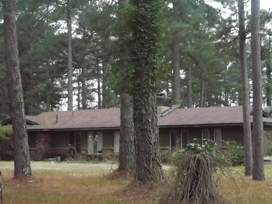 Nice 3 bedroom,2 bath home located outside of city limits.First 3-5 days home is in First Look Period.