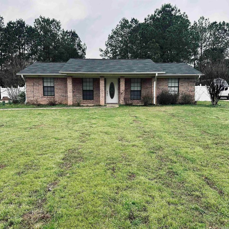 This beautiful 1,125 sqft home offers 2-bedroom 2 bath and would make a great starter home. It sits on 0.26 acres with a nice fenced in back yard.  Located in the heart of Nashville.