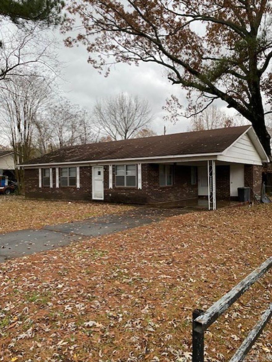 Investor? or looking for a home priced cheaper than paying rent? 109 Jessica is 3 bedroom, 1 bath brick home. This property is located just seconds from the freeway making in convenient to Work and shop. Schedule a showing today.