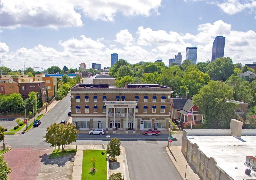 Cozy studio apartment in excellent condition just blocks from Arkansas State Capitol.  Tenant pays electric and $65 for water and trash.  Laundry facility on site.