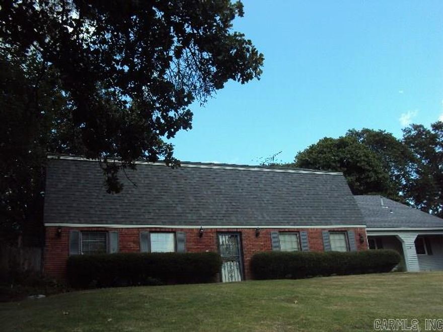 Spacious family home! Foyer, FML dining & office have beautiful Epoxy resin floors, den has Travertine tile & upstairs has new carpet. It has 3BR plus media/gm room, or 4th BR plus office w/3.5BA, large laundry room has photo developing sinks, den has Site Blt FP, wonderful chef's kit w/stained cabinetry, island w/6 gas burner top, dbl ovens, Corian counters and more. Mstr BR has walk-in closet & updated BA w/granite, + vanity. Storage galore!