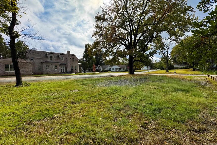 Corner lot in the Heights!!! Pick your Builder and design your dream home. Flat lot on the corner of Beacon and Cleveland. Super convenient to all the Heights amenities. Walkable to restaurants, shopping and groceries. Alley access. Don't miss this one!!