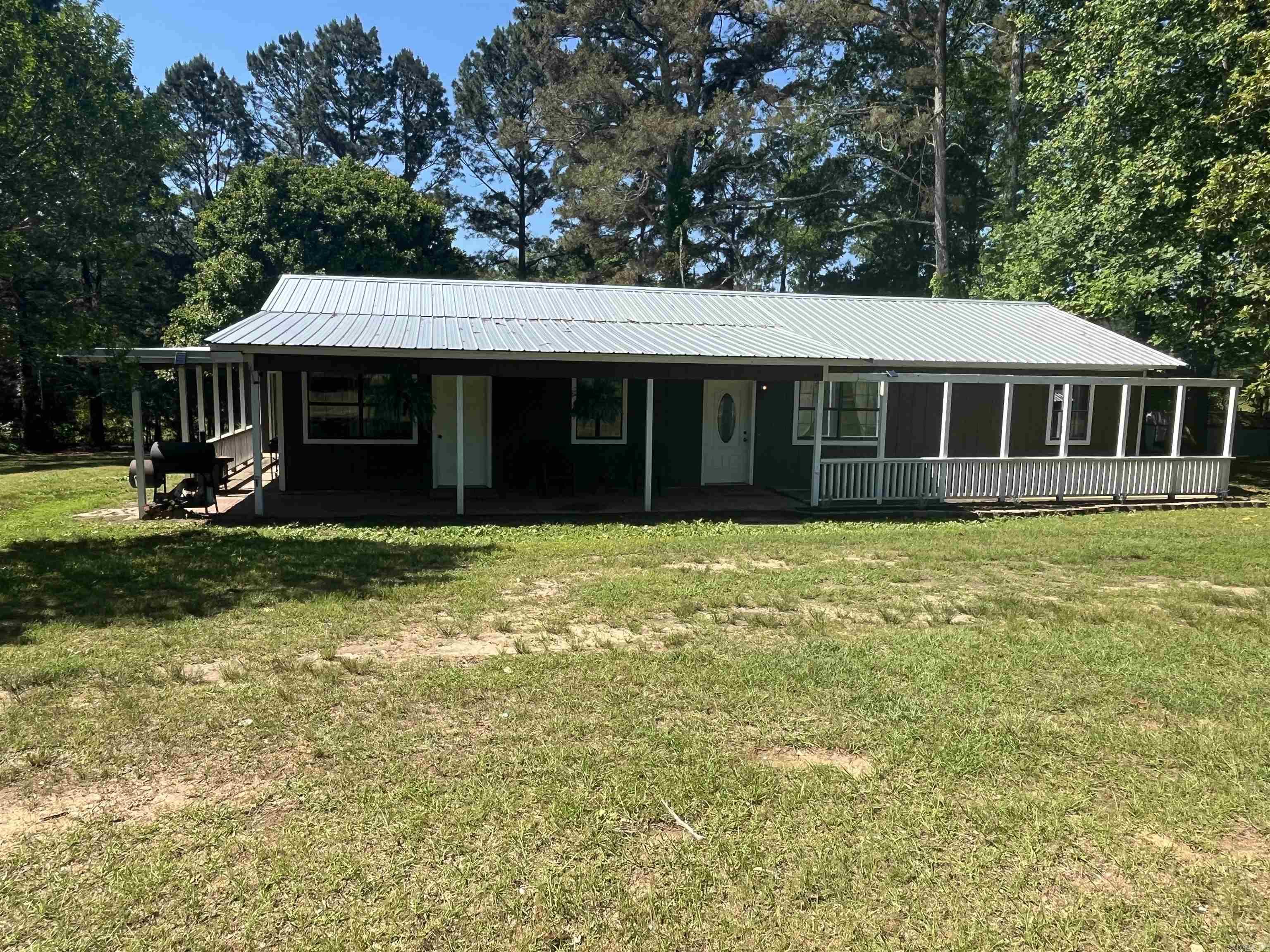 Spacious 4-bedroom, 2-bath home situated on approximately 1± acre at 911 Apple Road in Bonnerdale, AR. Featuring 1,508± sq ft, this property offers a screened-in porch for added outdoor enjoyment. A new metal roof installed and exterior painted in 2024. City water is also available. Located in the Centerpoint School District.