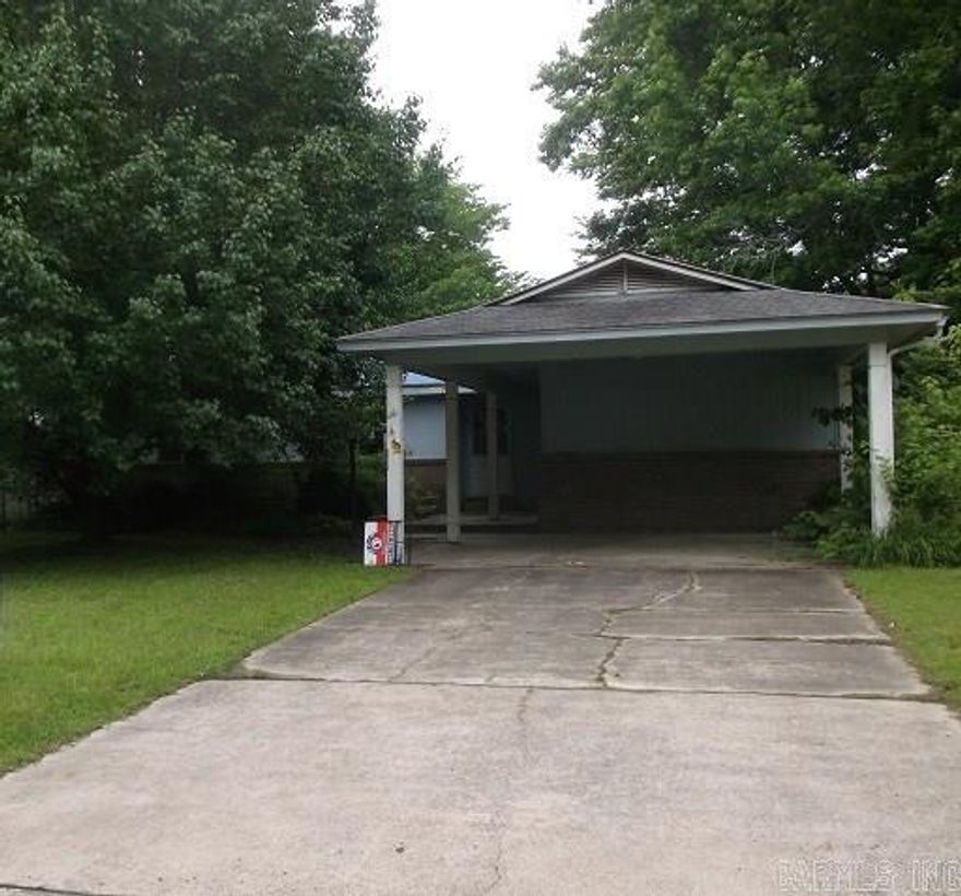 Please ,Please watch your step  big hole at front door. SOLD AS IS WILL NEED EARNEST MONEY & APPROVAL LETTER THIS 4 BED, 3 BATH, HOME WILL MAKE A GREAT FIXER UPPER IN A GOOD LOCATION, CLOSE TO FREEWAY, FULLY FENCE YARD DONE'T LET THIS ONE GET AWAY.