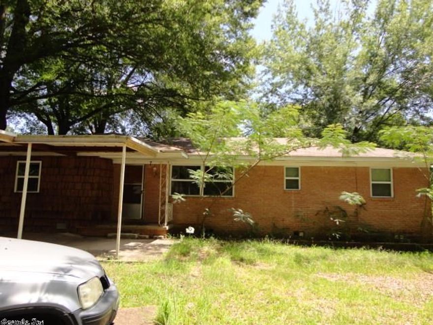 THIS PROPERTY NEEDS A LITTLE TLC AND WOULD MAKE A GOOD RENTAL PROPERTY. THREE BEDROOM 1 BATH WITH A CONVERTED GARAGE BEING USED A DEN. HOUSE WILL NEED A NEW AIR CONDITIONER. HOUSE IS SOLD AS IS. NO REPAIRS WILL BE MADE BY THE SELLER.
