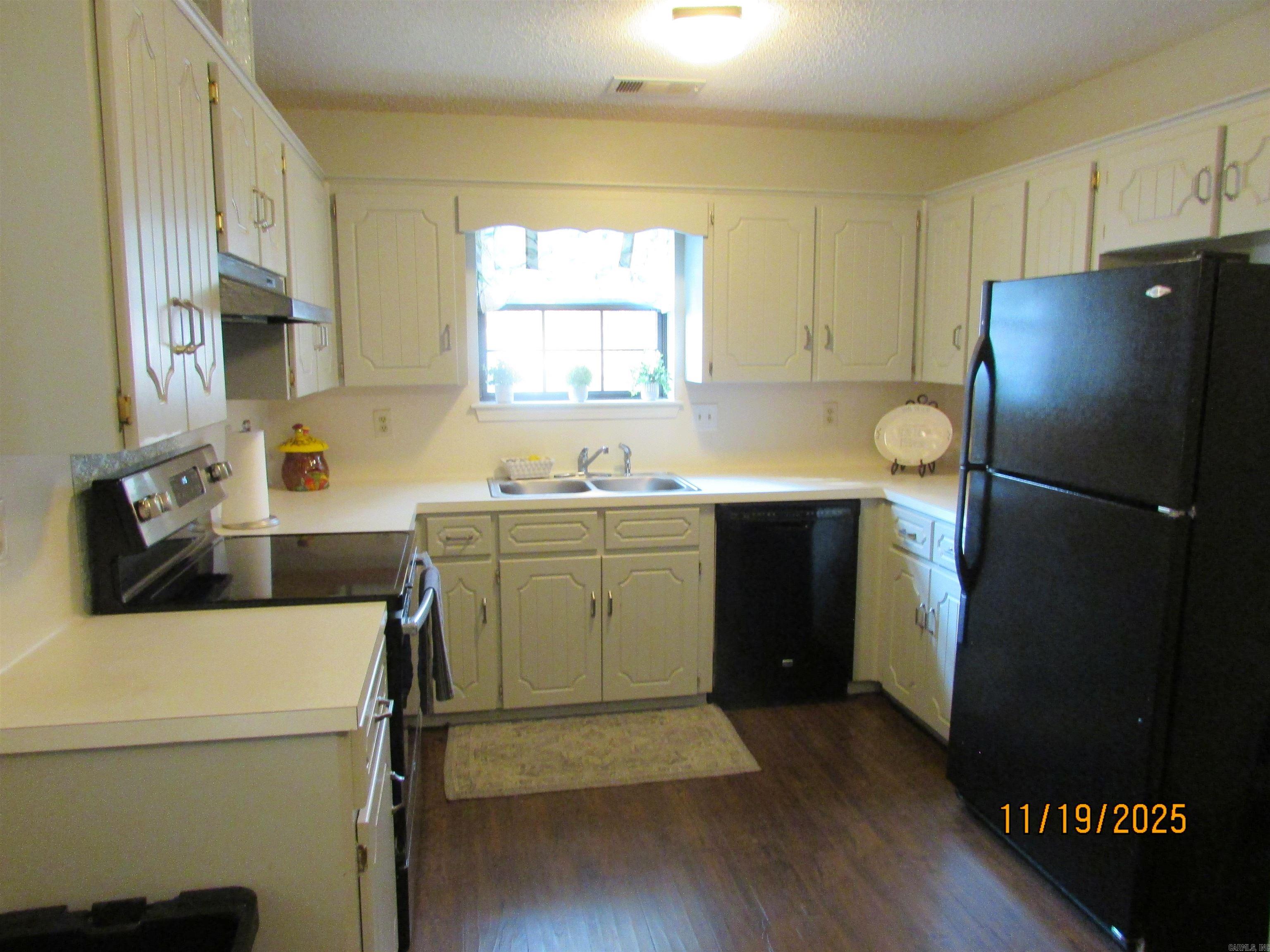 TOWERING OAKS - Residential