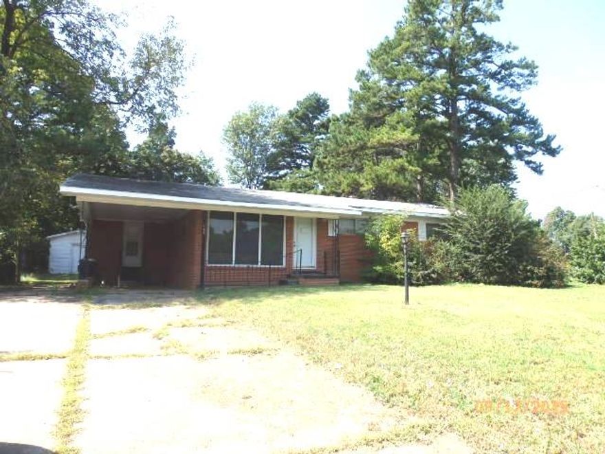 3 bedroom, 1 bath home in Jonesboro. This home would be a great investment property or perfect for a first time buyer to make there own. Call today for more information or to schedule a showing appointment.