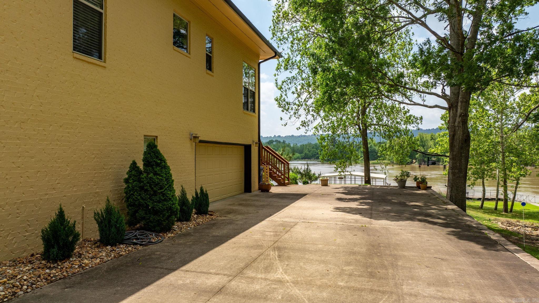 PALISADES HEIGHTS - Residential